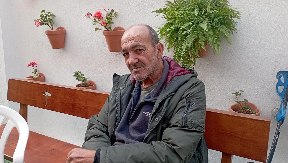 Antonio, que duerme debajo de una barca en la playa, es uno de los usuarios de la Casa Hogar de La Esperanza.