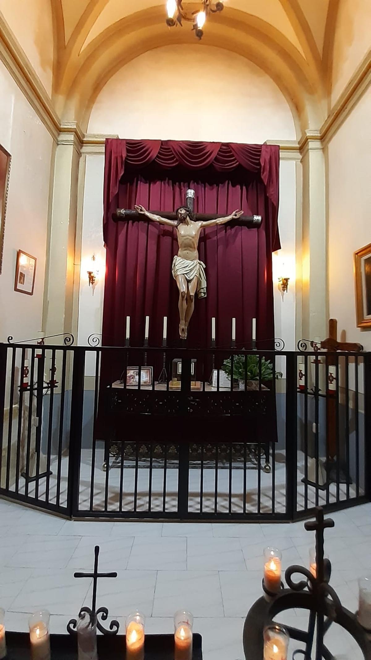 El Cristo del Hallazgo, del siglo XVI, estrena rejas en su altar