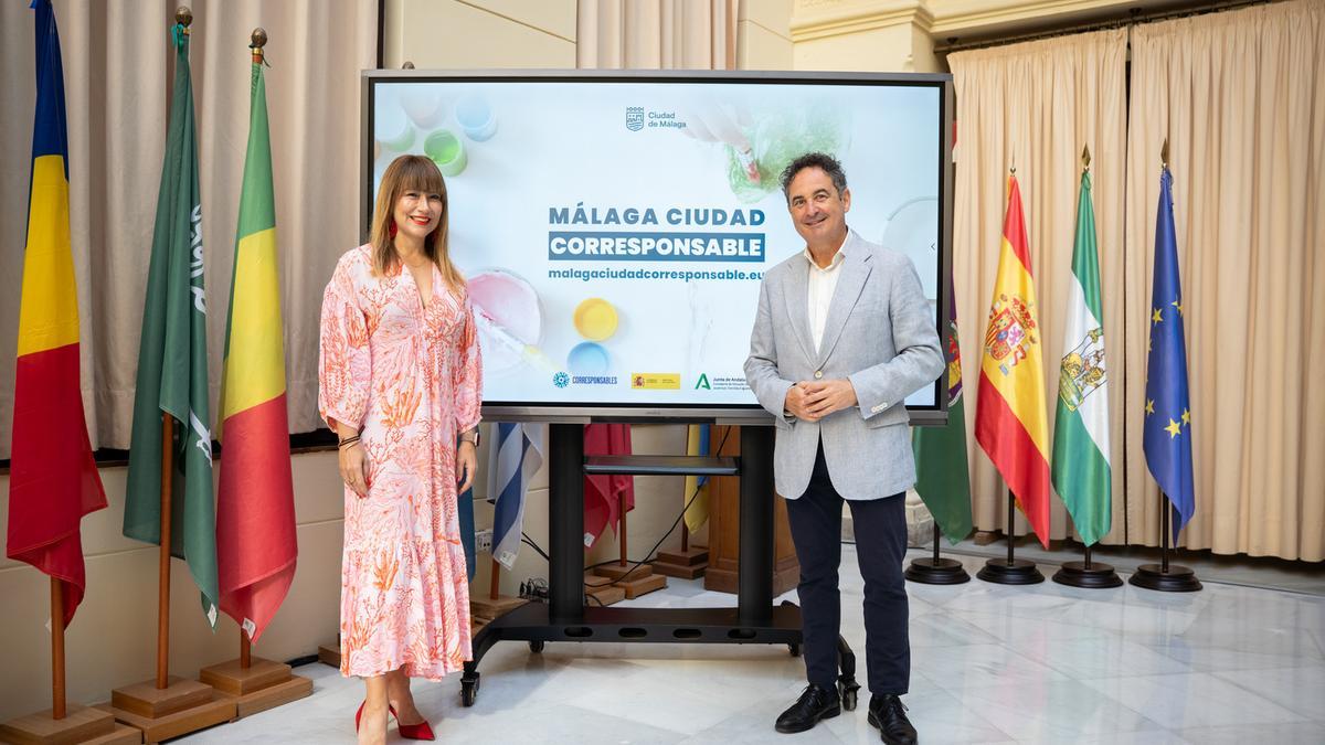 Ruth Sarabia y Francisco Cantos, en la presentación del programa que ofrece canguros a domicilio y campamentos gratuitos para el verano.