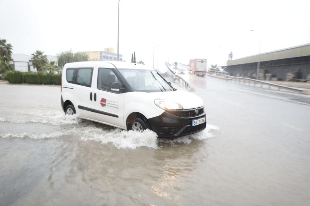 Las fuertes lluvias han inundado la pista de Silla.