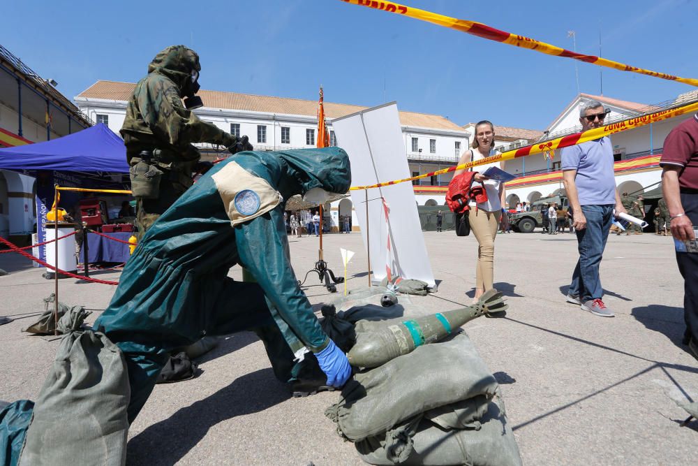 Exhibición de vehículos en el cuartel de San Juan de Ribera