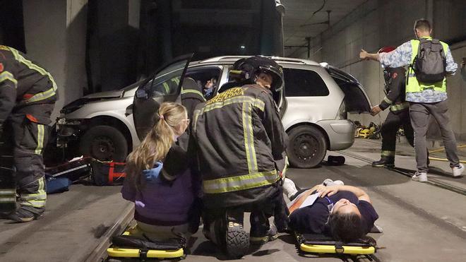 Simulacro de accidente entre un tranvía y un coche en un túnel cerca de Glòries, en Barcelona