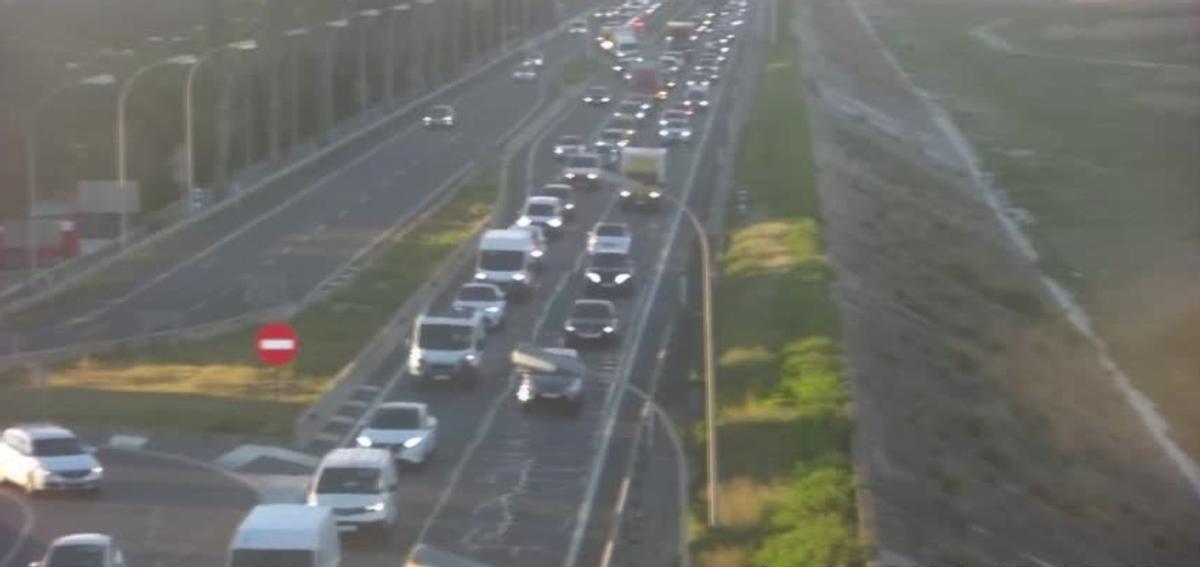 Imagen de los atascos en la V-30, a la altura de Quart de Poblet, esta mañana de miércoles, primero de marzo.