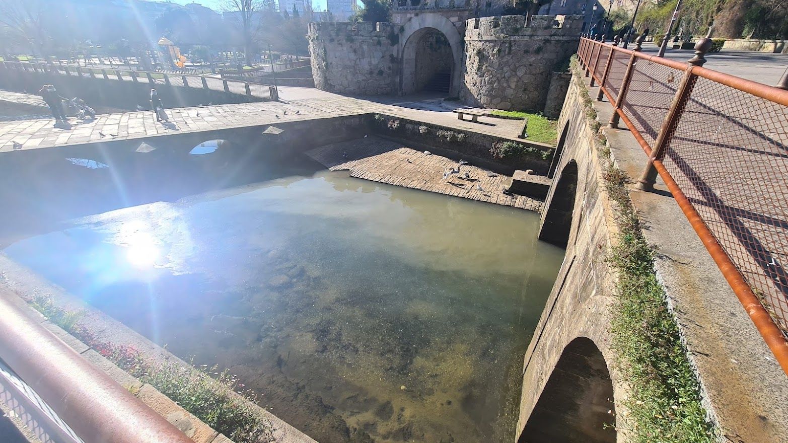 Una zona del río Con en la que abundan las ratas y los vertidos, en el centro urbano de Vilagarcía.