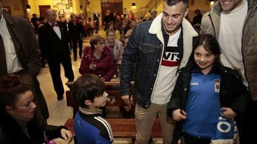 Joselu y Carlos Hernández, con dos jóvenes oviedistas.