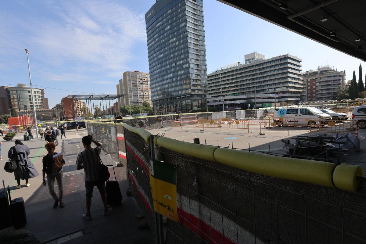 Barcelona 14/10/2025 Barcelona Reportaje de los obras de la estación de Sants, que ocasionan mucho ruido, así como la zona interior del hall con las tiendas cerradas. FOTO DE RICARD CUGAT