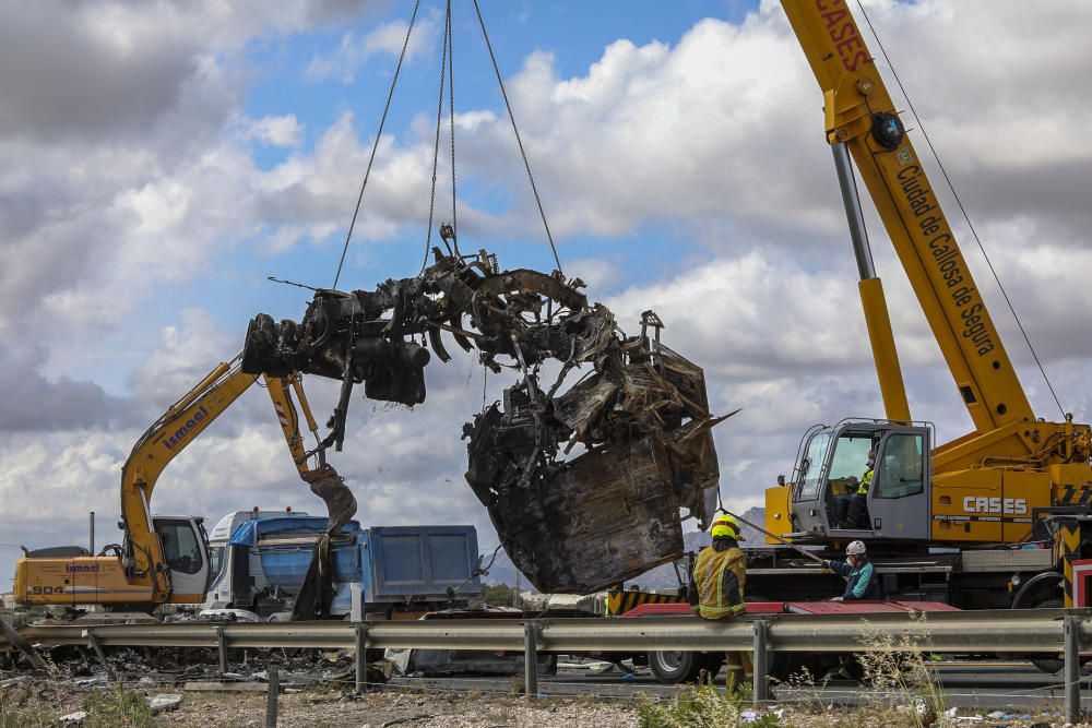 El accidente de la A-7 ha causado tres fallecidos y ha obligado a desviar el tráfico.