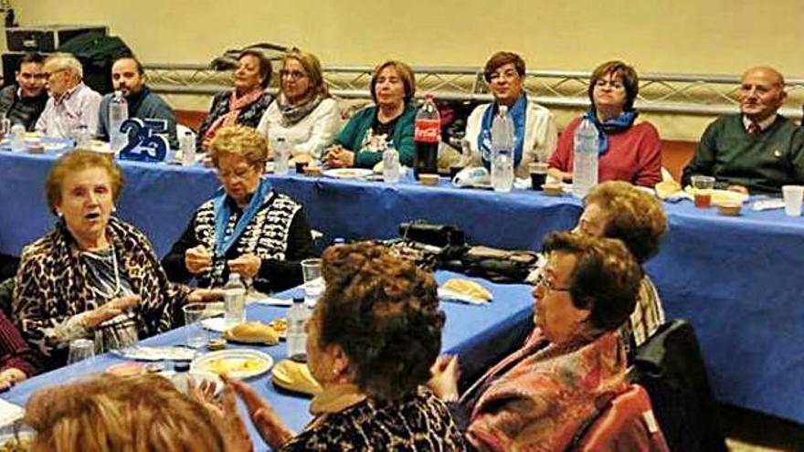 Participantes en la comida de conmemoración de los 25 años de la Asociación de Mujeres saucanas.