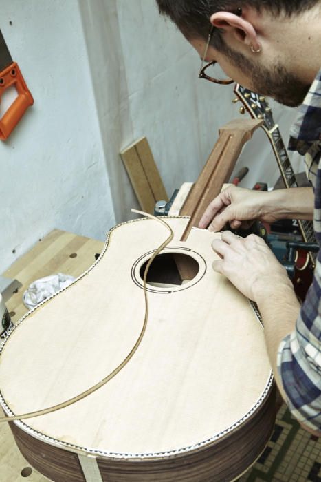 Físico que se ha convertido en luthier y confeccio