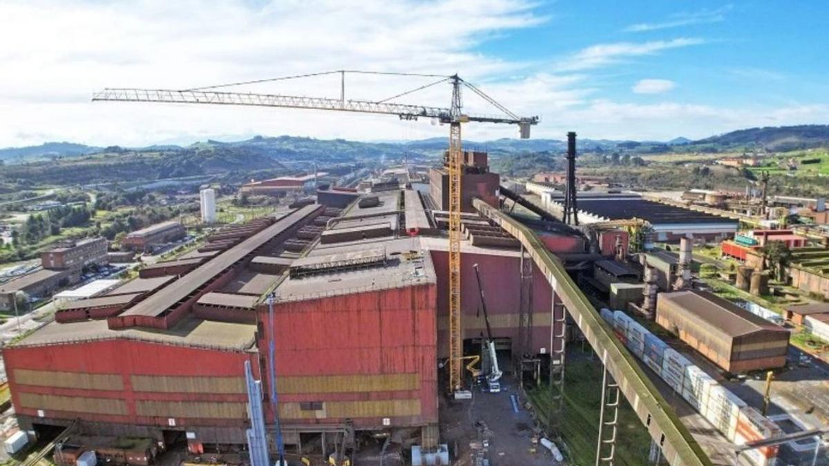 Obras en la acería de ArcelorMittal en el complejo de Veriña (Gijón). |