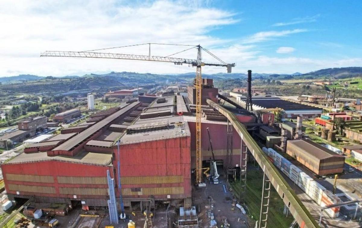 Obras en la acería de ArcelorMittal en el complejo de Veriña (Gijón). |