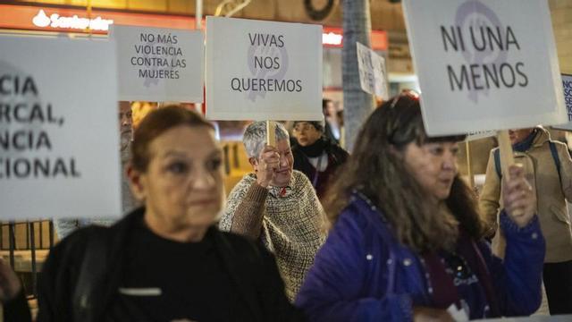 Concentración en señal de repulsa tras el último asesinato machista en Canarias.