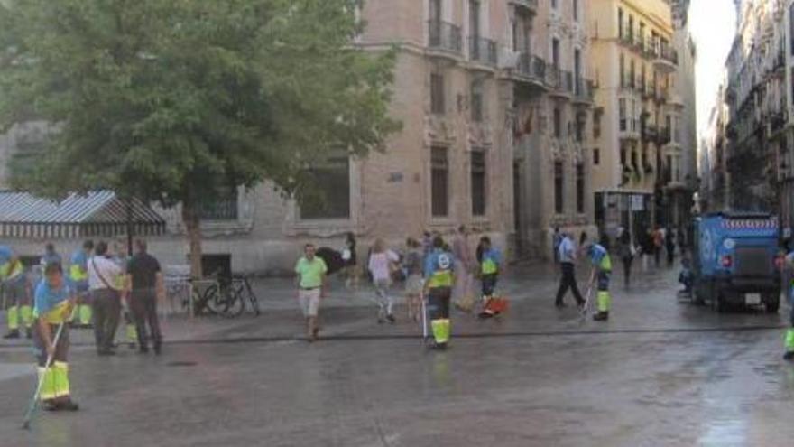 La imagen de hasta once operarios trabajando en la plaza Santo Domingo (i) contrasta con la suciedad en una zona de contenedores de Barriomar.