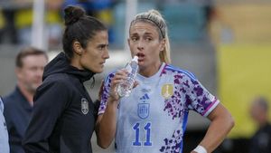 Montse Tomé habla con Alexia Putellas.