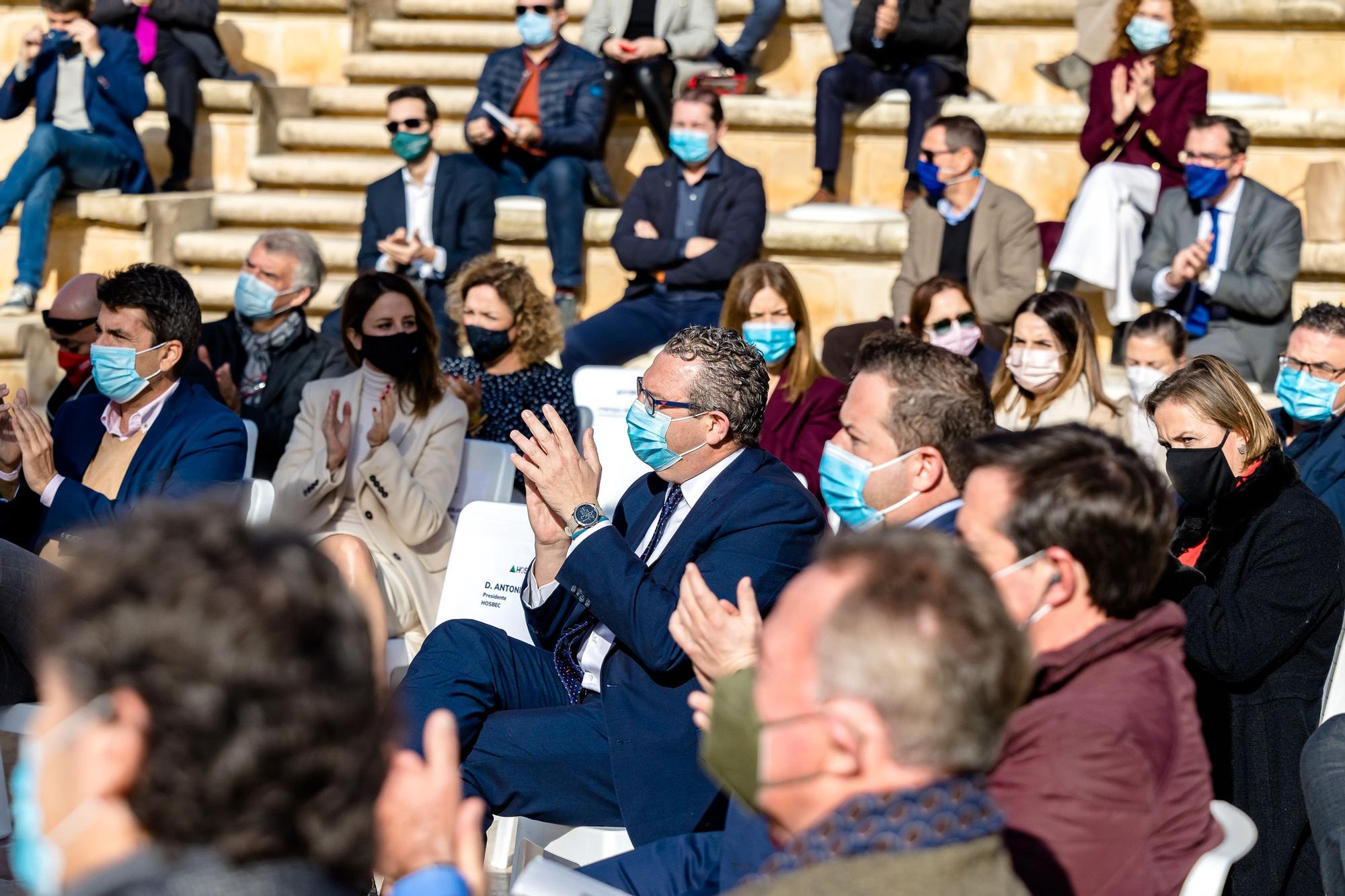 Al encuentro ha asistido el secretario de Turisme Comunitat Valenciana, Francesc Colomer; el presidente de la Diputación, Carlos Mazón; y el alcalde de Benidorm Toni Pérez entre otros representantes institucionales y empresariales.