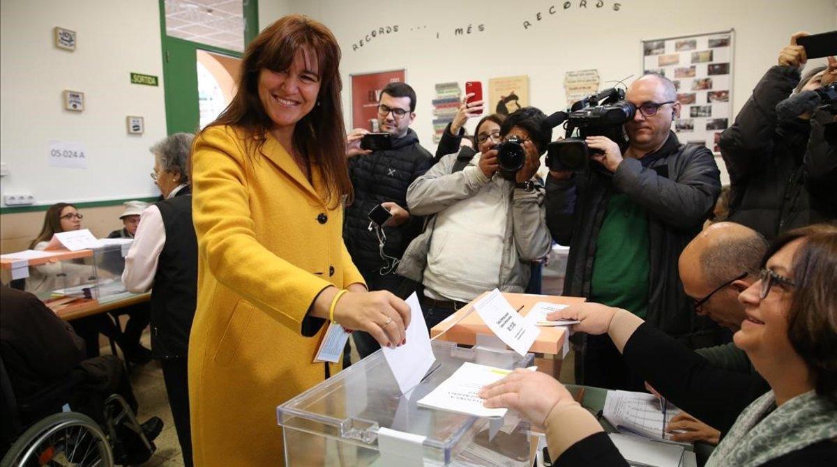 Laura Borràs vota en el colegio de los salesianos de Sarrià.