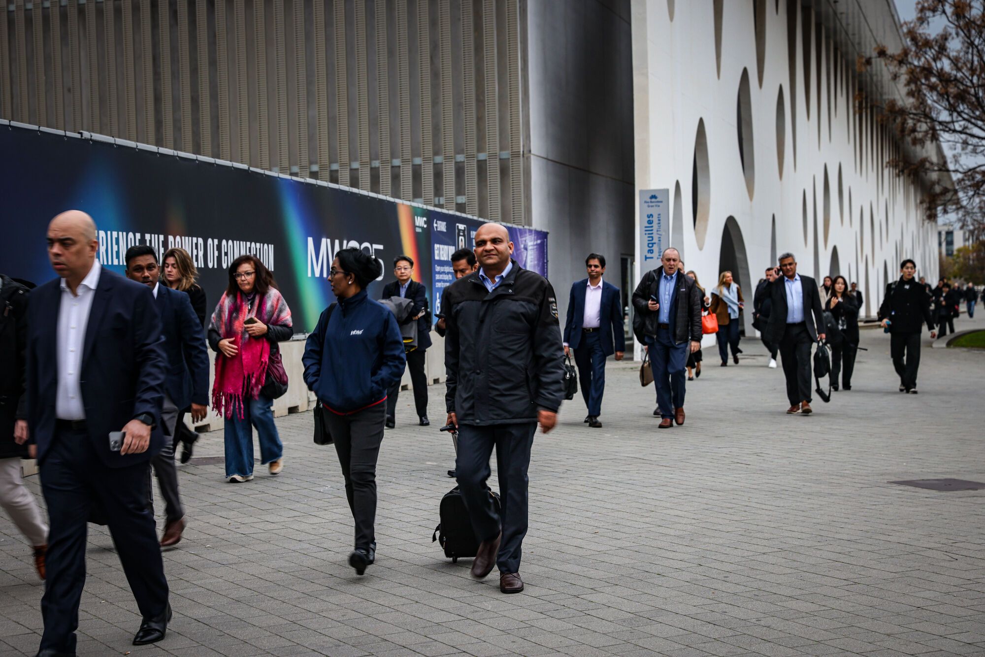 Congressistes arribant al MWC25