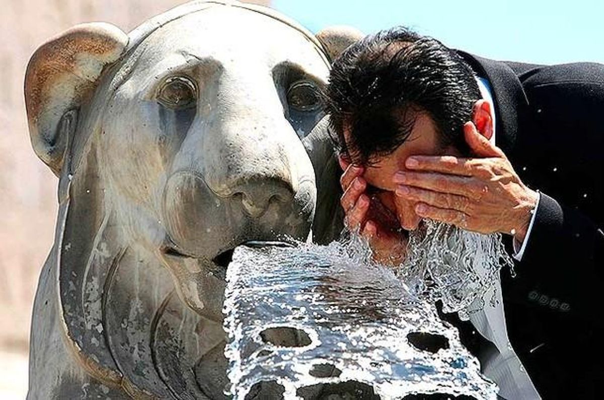 Un home es refresca en una font de Roma. A la capital italiana els termòmetres han superat els 35 graus.
