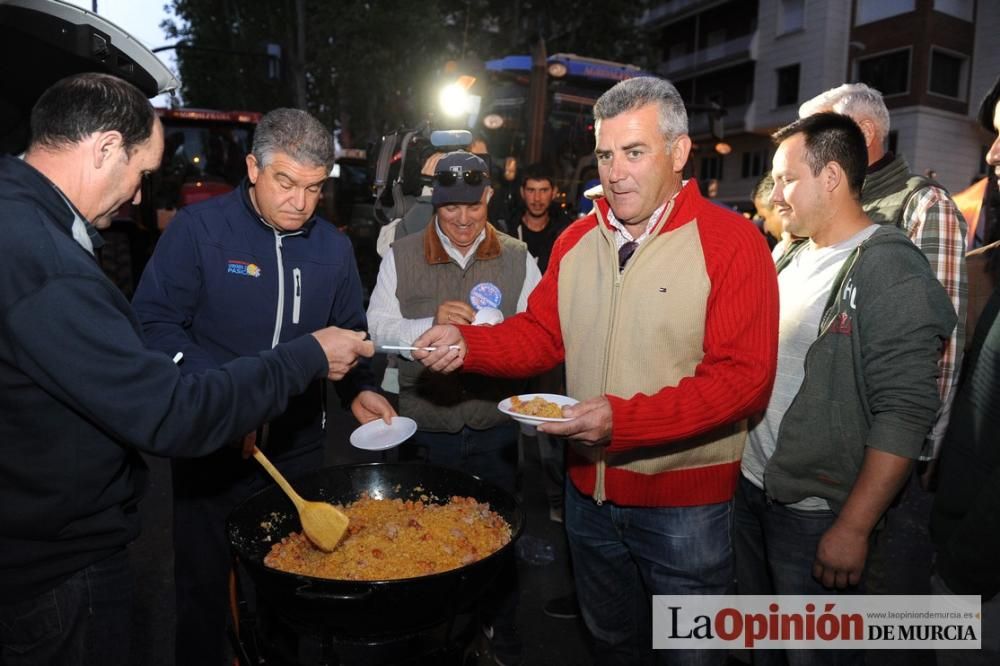 La noche de protesta de los agricultores se pasa con migas