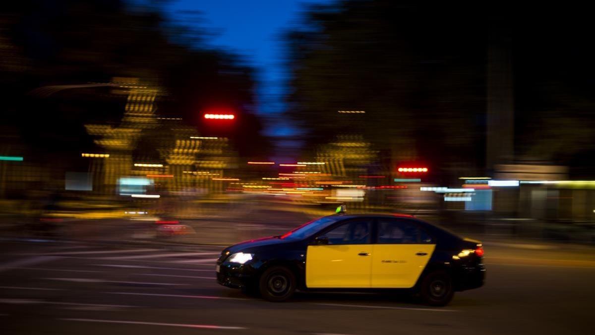 Un taxi circulando por las calles de Barcelona.