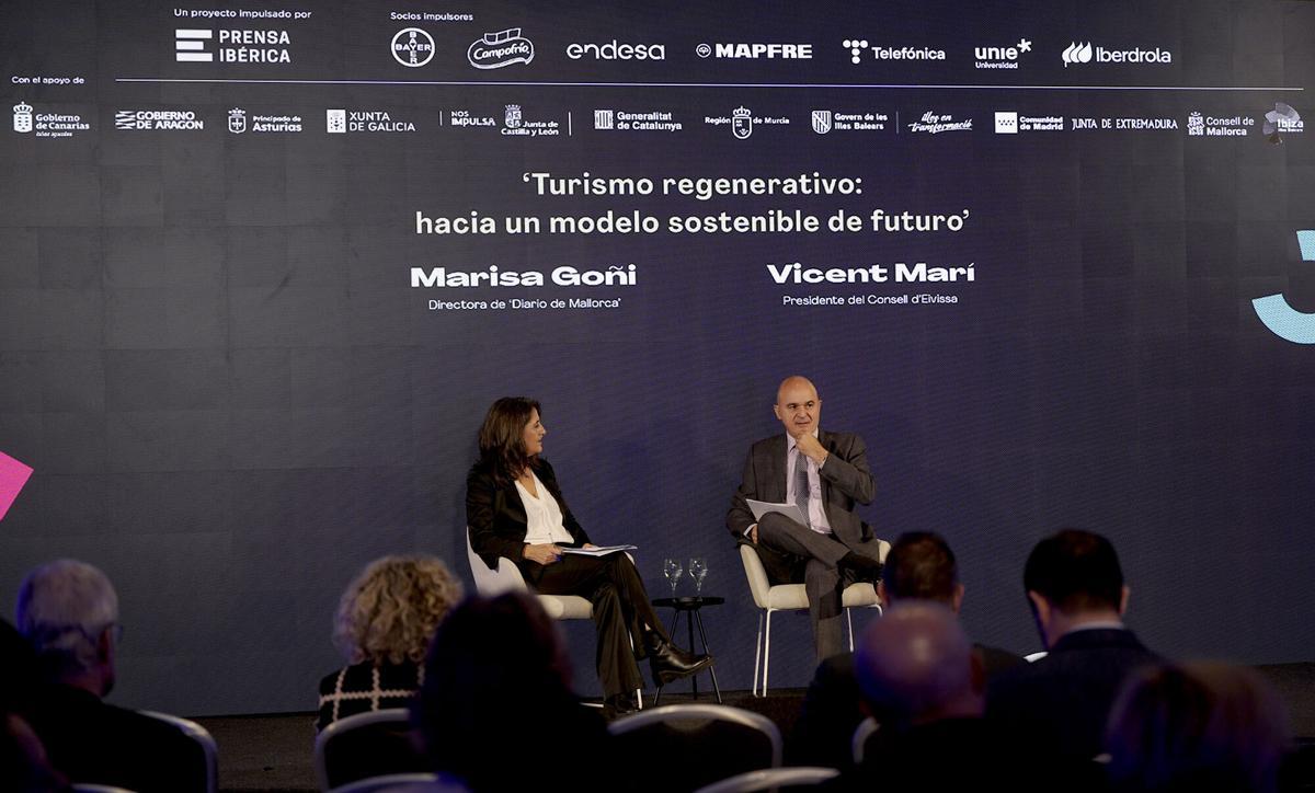 Marisa Goñi, directora de ‘Diario de Mallorca’, junto a Vicent Marí, presidente del Consell d’Eivissa, durante el diálogo Turismo regenerativo: hacia un modelo sostenible de futuro 