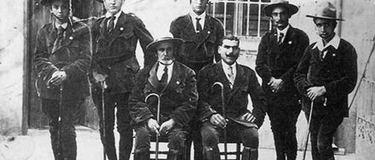 Nenos exploradores en Coix (Lalacant). Vicente (2º á esq.) no ano 1917.