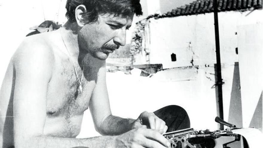 Leonard Cohen, a principios de los
60 en Hydra (Grecia). ECW Press