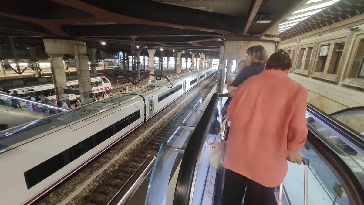 El AVE afectado, a la izquierda de la imagen, recién llegado a la estación de Oviedo, sobre las ocho de la tarde.
