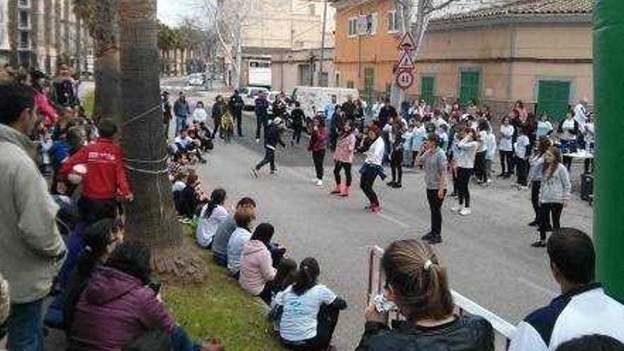 Corredores, coreografías y plana política en la carrera solidaria de ayer.