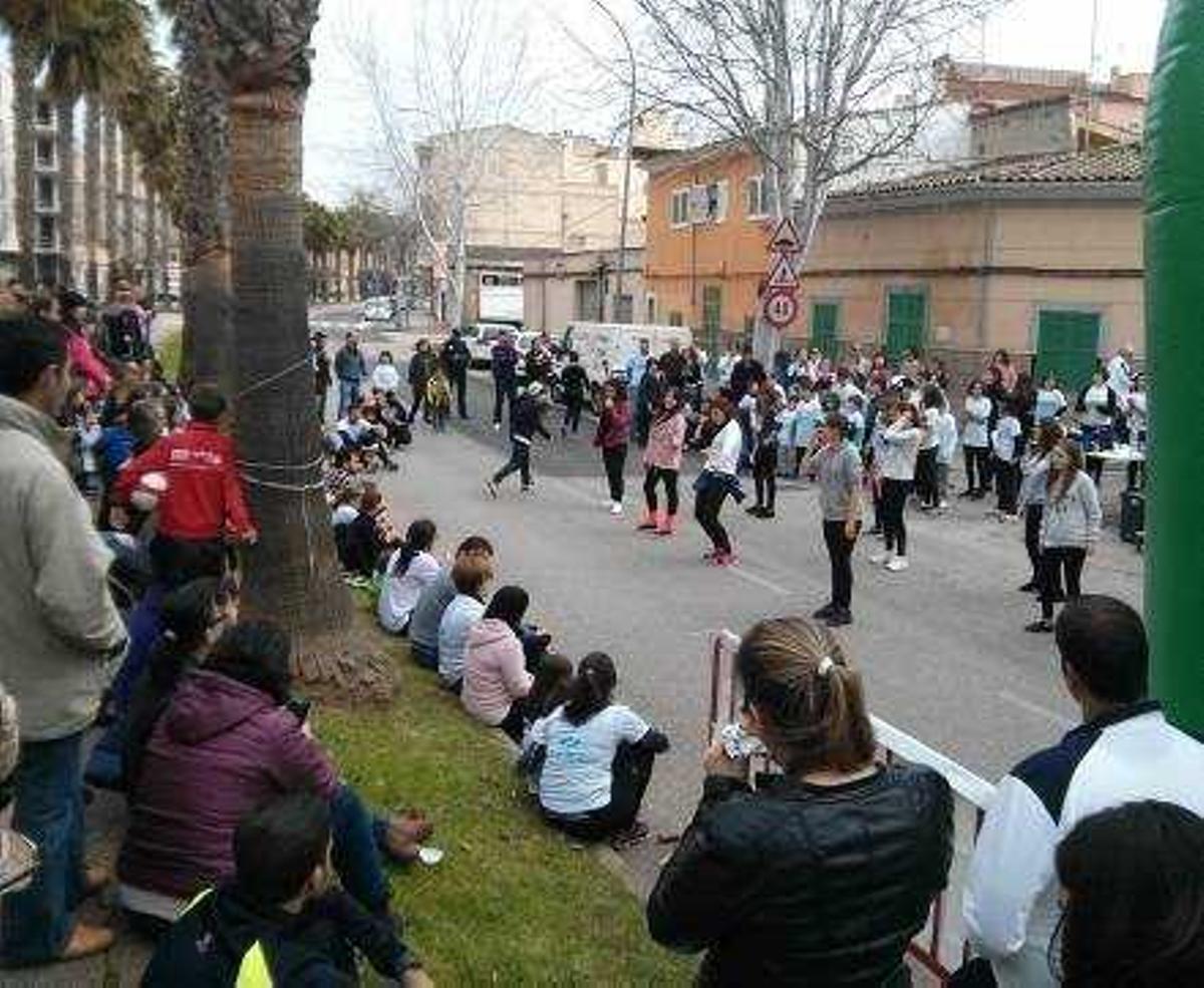 Corredores, coreografías y plana política en la carrera solidaria de ayer.