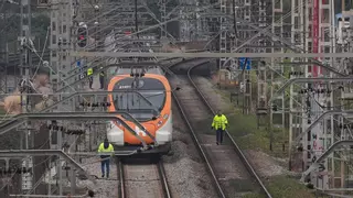 "Ha soltado un chispazo": así se ha vivido desde dentro del tren la avería que ha desatado un nuevo caos en Rodalies