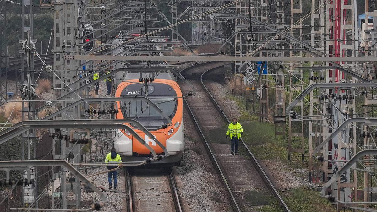 Viernes negro en Rodalies: un tren parado por avería eléctrica a 800 metros de Bellvitge