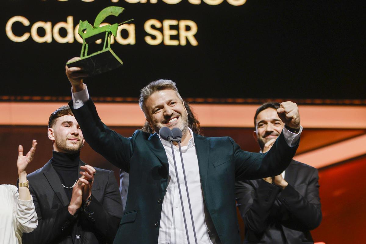 FOTOS | Gala de los Premios Ondas 2024. En la foto, El periodista Aimar Bretos y los componentes de La cena de los idiotés (Cadena Ser) recogen el Premio Ondas Nacional de Radio al Mejor idea radiofónica FOTOS | Gala de los Premios Ondas 2024. En la foto, El periodista Aimar Bretos y los componentes de La cena de los idiotés (Cadena Ser) recogen el Premio Ondas Nacional de Radio al Mejor idea radiofónica
