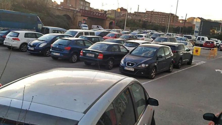 Pàrquing gratuït del Pont de Ferro, al costat de la rotonda de Prat de la Riba