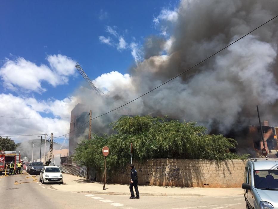 El incendio se declara en un edificio okupado en Es Viver