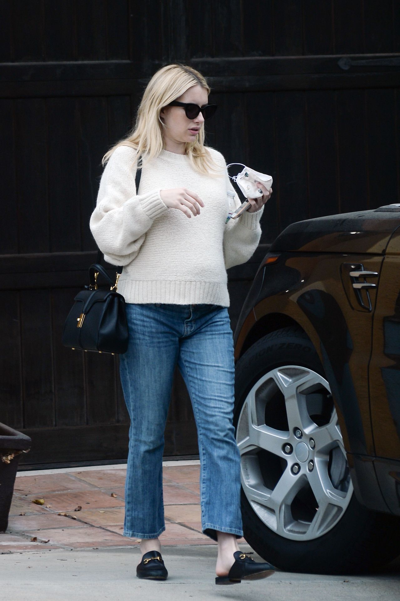 Emma Roberts sabe que los mocasines son los zapatos planos que mejor quedan  con unos pantalones vaqueros - Woman