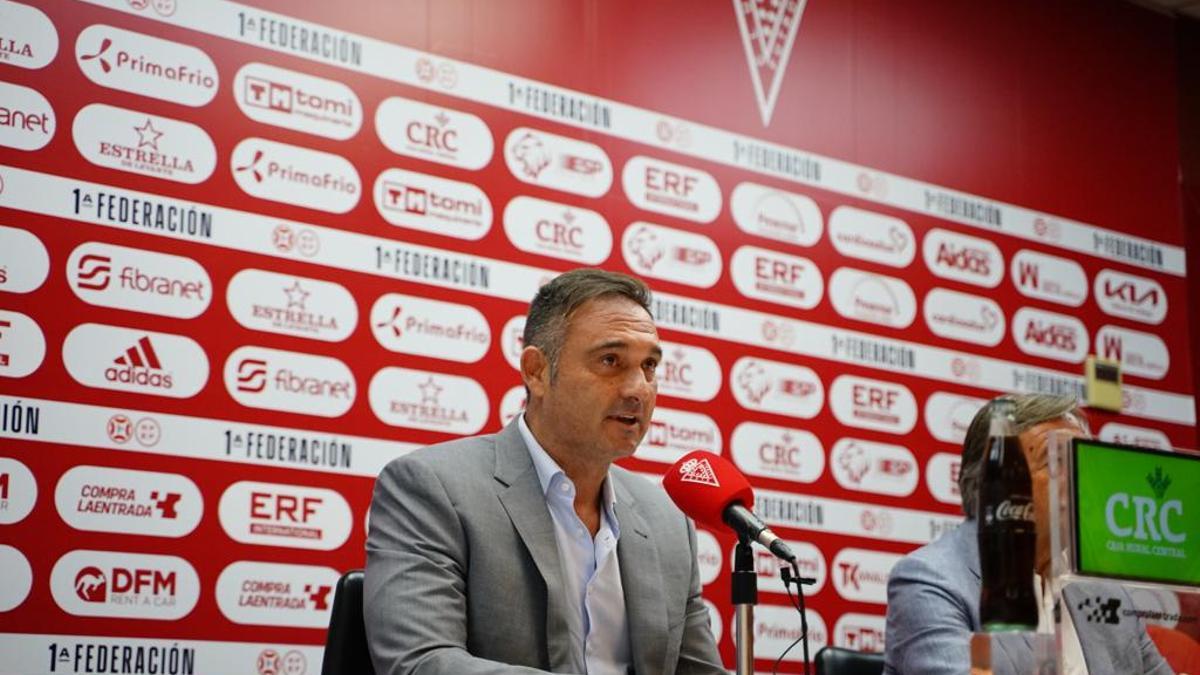 Javier Recio, director deportivo del Real Murcia, en rueda de prensa.