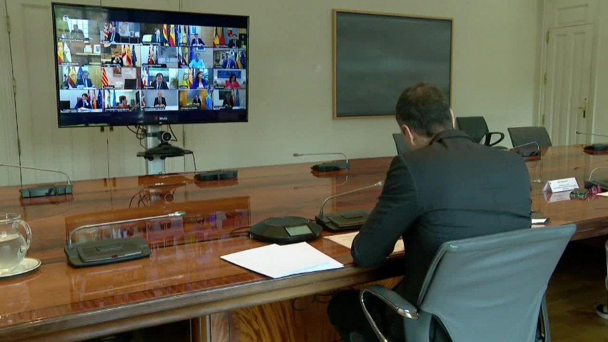 El presidente del Gobierno, Pedro Sánchez, se reúne un domingo más, por videoconferencia, con los presidentes de las comunidades autónómas para analizar la evolución del coronavirus en España.