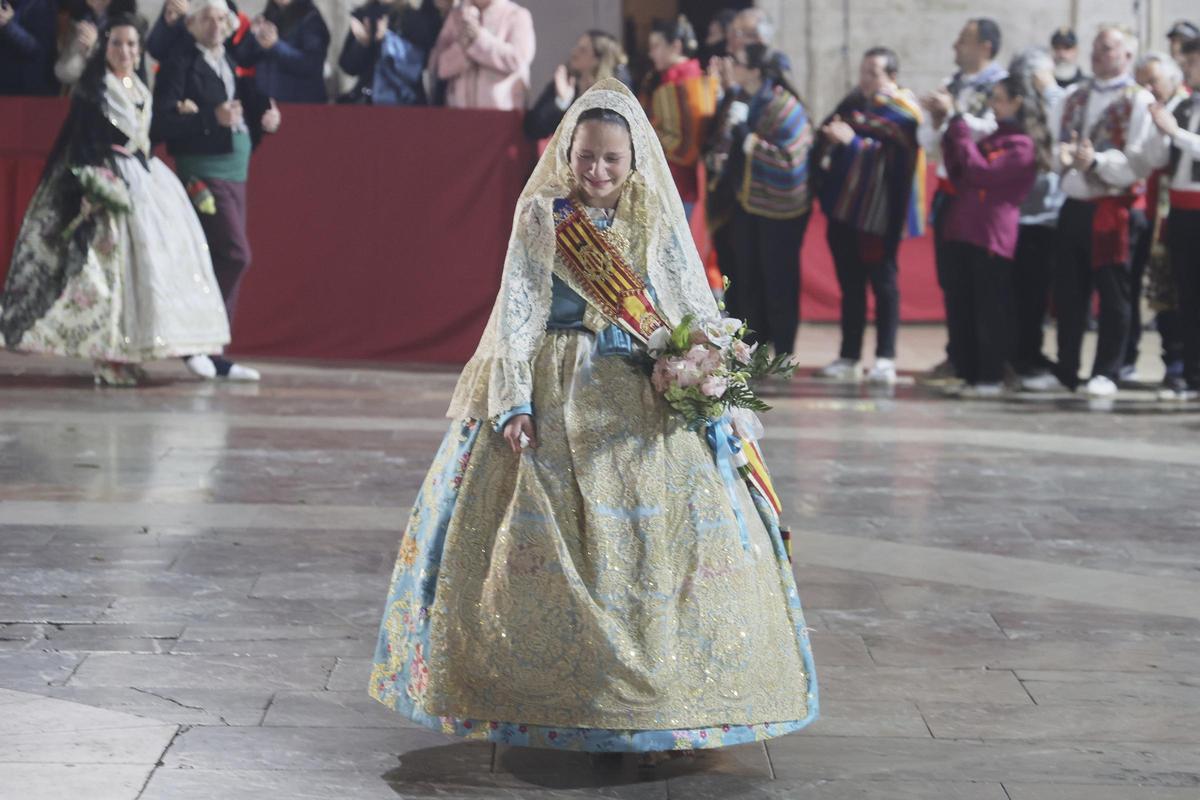 La emoción de Marta Mercader ante la Virgen cierra el primer día de la Ofrenda La emoción de Marta Mercader ante la Virgen cierra el primer día de la Ofrenda