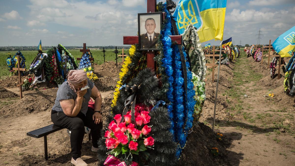 Una mujer llora sobre la tumba de un soldado ucraniano.