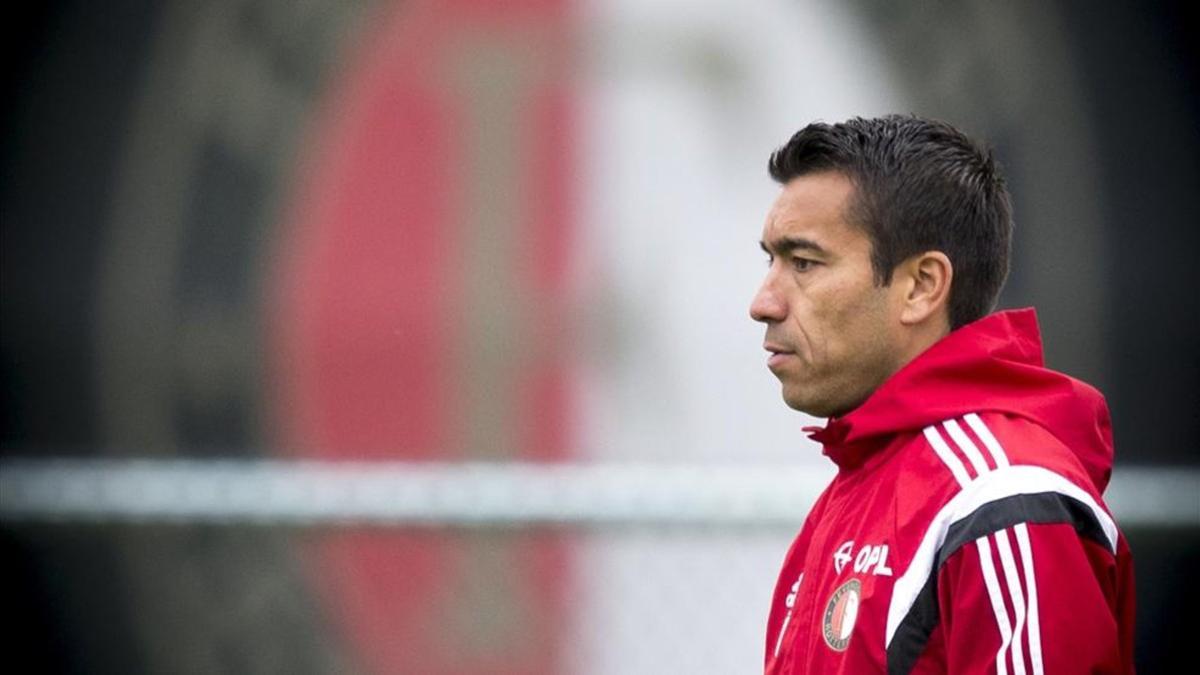 Van Bronckhorst seguirá siendo técnico del Feyenoord hasta 2019.