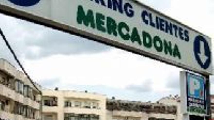 Vecinos y Mercadona se enfrentan por el párking