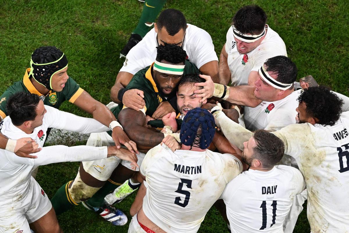 Imagen de un maul entre Inglaterra y Sudáfrica en el mundial de rugby