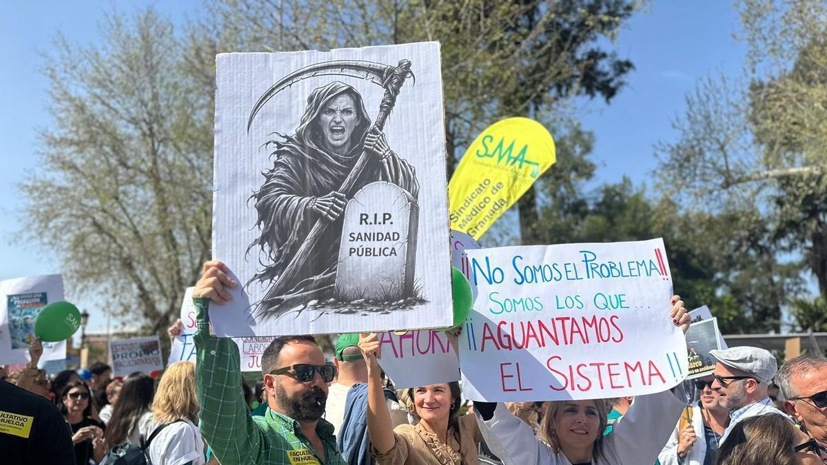 VÍDEO | Concentración de médicos a las puertas del Palacio San Telmo
