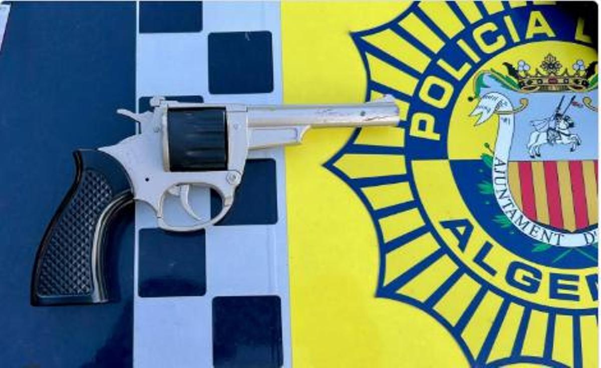 Arma falsa modificada.