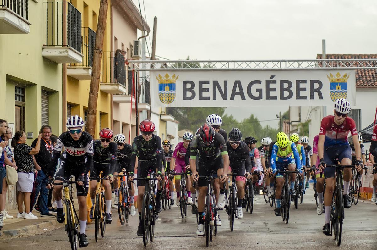 Los ciclistas de categoría junior tuvieron que completar un recorrido de 100 km por la comarca del Alto Turia.