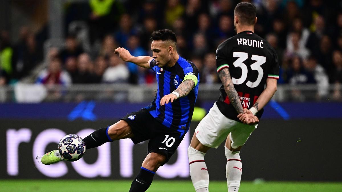 Lautaro Martínez, del Inter, dispara ante la presencia de Krunic, del Milan