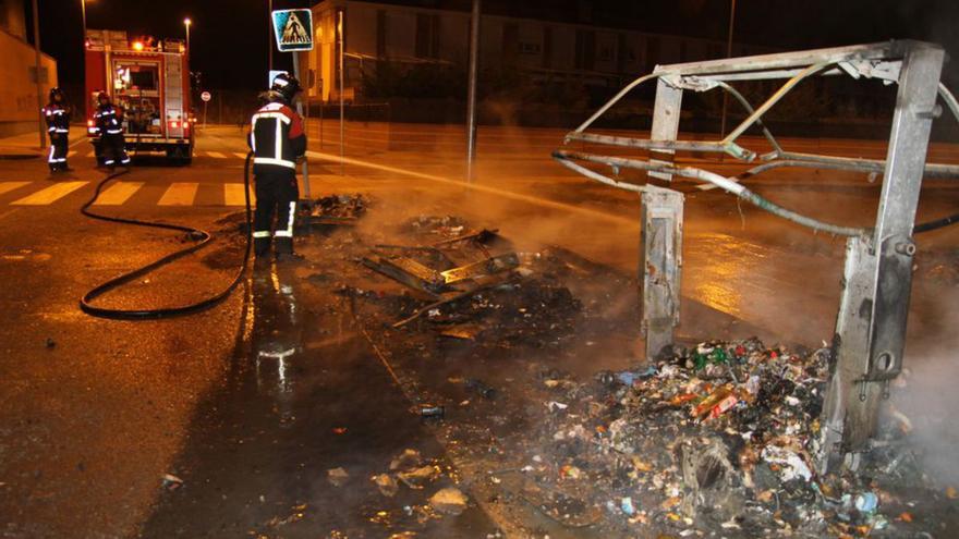 Los Bomberos de Zamora apagan un fuego en un contenedor.