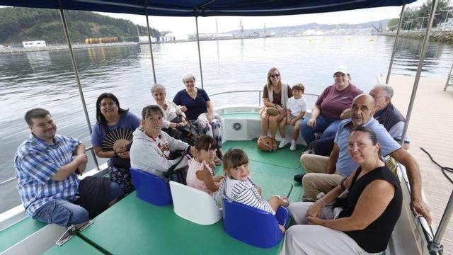 Participantes en uno de los paseos en lancha por la ría de Avilés.