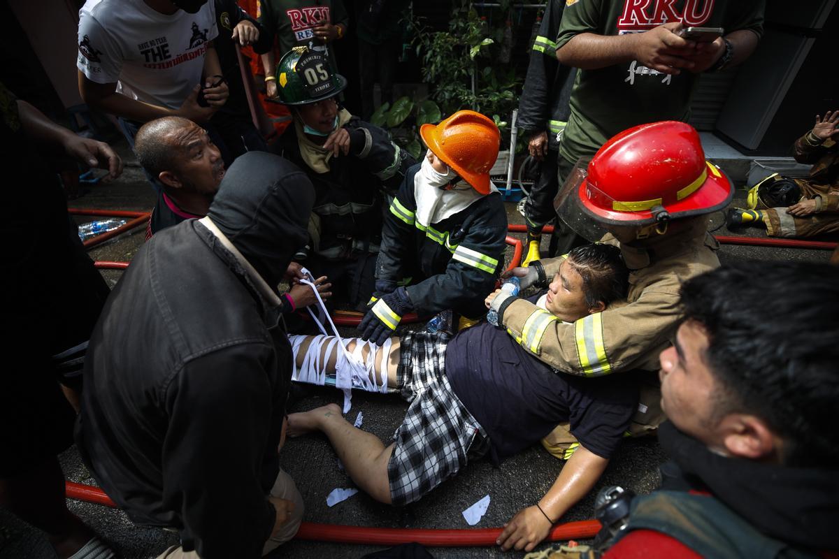 Un gran incendio destruye casas en una comunidad en el centro de Bangkok